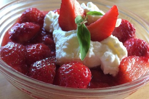 erdbeer-dessert-joghurt-sommergruss